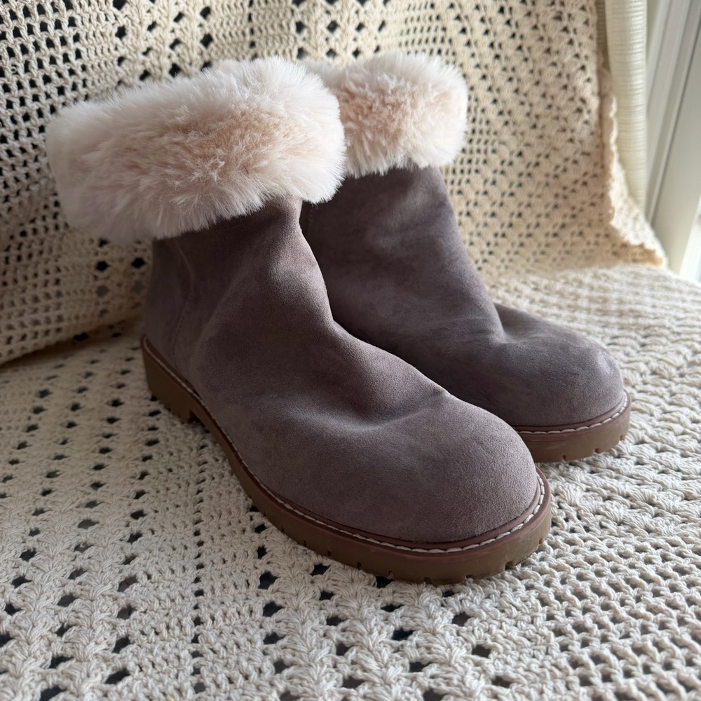 American Eagle Faux Suede Leather Ankle Boots Gray with Cream Fur Trim 7.5